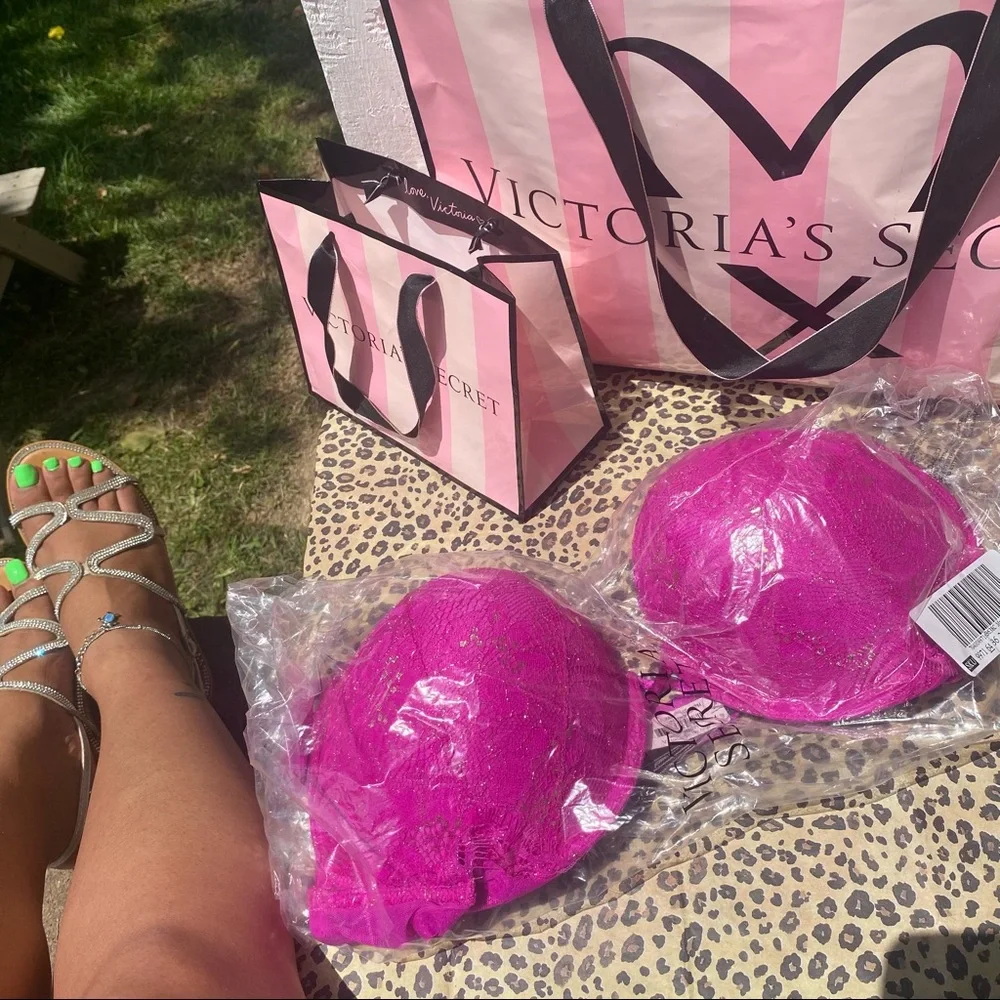 NEW Victoria’s Secret Bombshell Bra - Picture 1 of 11